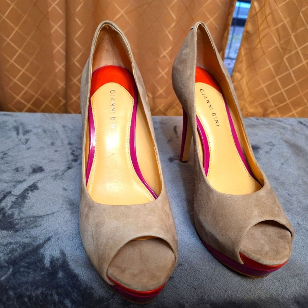 Gianni Bini size 9 suede stiletto